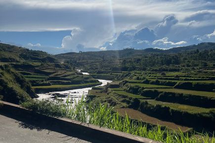 Blick von einer Straße auf terrassenartige Felsen
