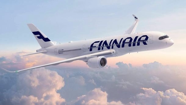 Finnair-Flugzeug über den Wolken
