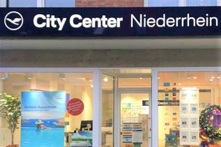Außenansicht des Reisebüros City Center Niederrhein mit großen Schaufenstern und einladendem Eingangsbereich.