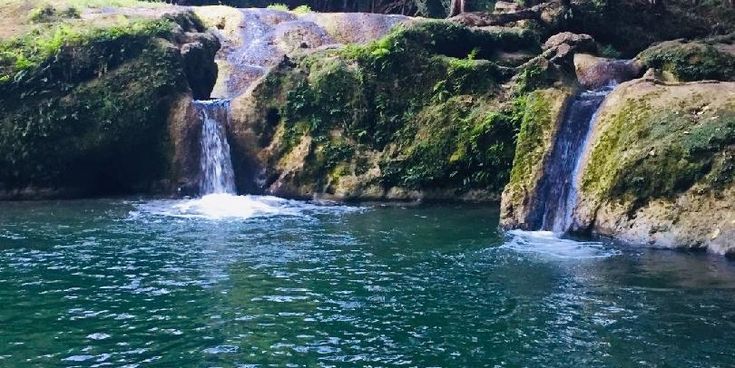 Kleine Wasserfälle und Naturpool