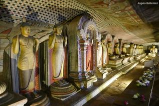 Statuen in Innenraum auf Sri Lanka