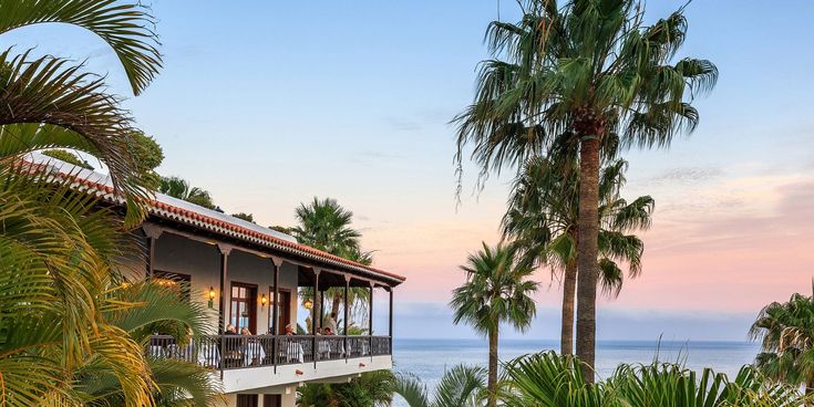 Blick auf das Meer und das Hotel Jardin Tecina