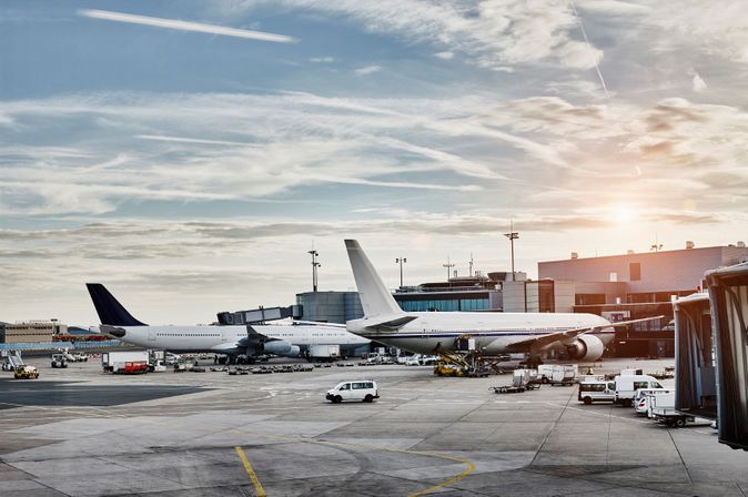 Flugzeuge stehen am Airport © GettyImages