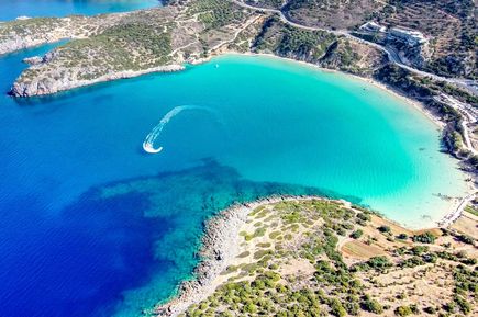 Türkisblaues Meer vor Bucht auf Insel Kreta