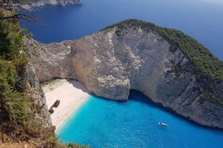 Türkisblaues Meer vor Bucht in Zakynthos