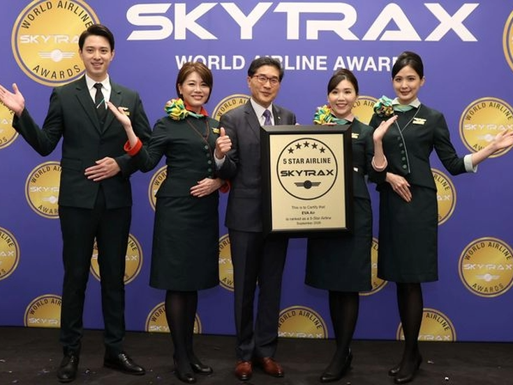 Crew von EVA AIR mit der Skytrax-5-Sterne-Auszeichnung bei den World Airline Awards