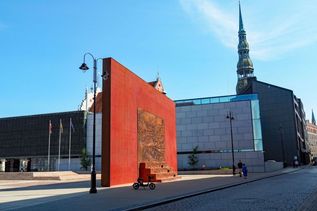 Modernes Gebäude in Riga Altstadt