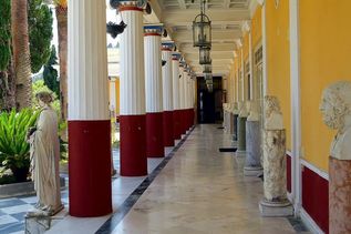 Arkaden im Achilleion Schloss