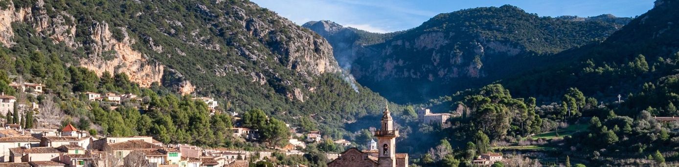 Berge und grüne Natur umgeben Dorf Valldemossa auf Mallorca