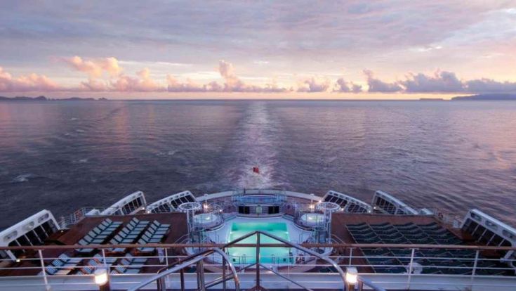 Heckansicht der Queen Mary 2 im Sonnenuntergang