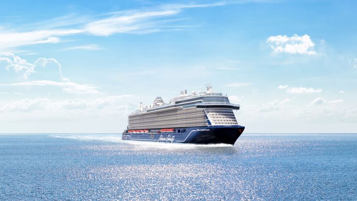 Mein Schiff Flow ist auf dem Meer unterwegs