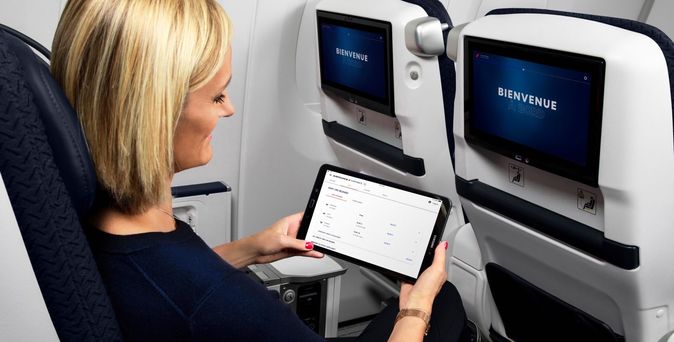 Passagierin mit Tablet nutzt Highspeed-WLAN in der Premium Economy Class an Bord von Air France
