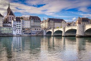Altstadt Brücke über Fluss in Basel, Schweiz