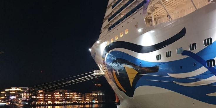AIDAnova im Hafen bei Nacht