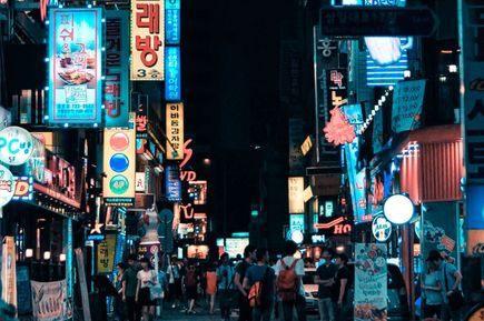 Bunte, blinkende Lichter in Straße bei Nacht in Hauptstadt Seoul in Südkorea