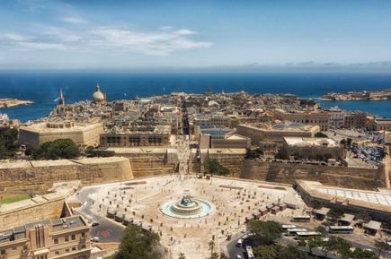 Blick auf Küste und Maltas Hauptstadt Valletta