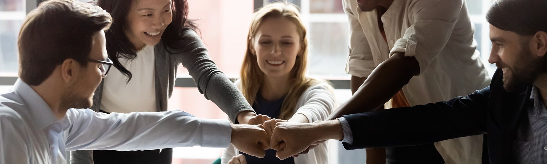 Geschäftspartner geben sich die Faust