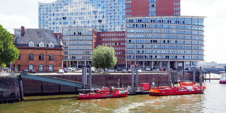 Hamburg Elbphilharmonie, davor liegen Boote an der Elbe