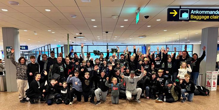 Gruppenfoto Erding Gladiators am Flughafen nah