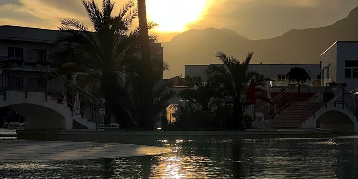 Sonnenuntergang spiegelt sich im Pool des Aldiana Clubs Calabria