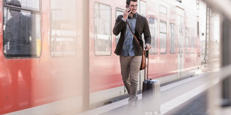 Reisender mit Koffer geht neben dem Zug © GettyImages