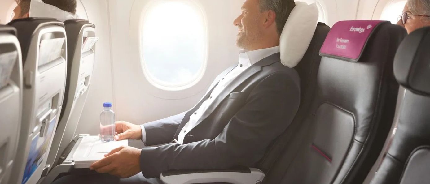 Entspannter Geschäftsreisender im Eurowings Flugzeug, komfortables Reisen mit Eurowings for Business