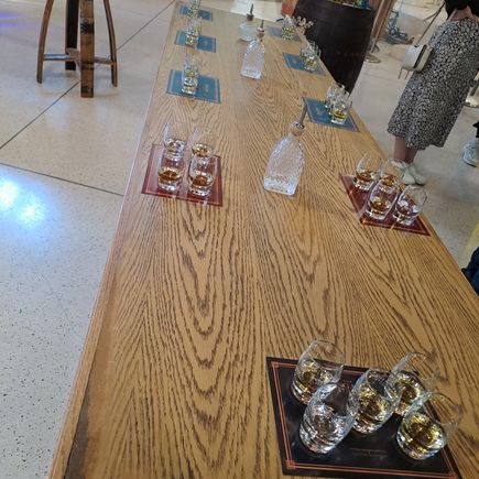 Für eine Whiskeyverkostung vorbereiteter Holztisch mit mehreren Gläsern in der Pearse Lyons Distillery.