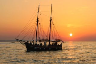 Sonnenuntergang Segelboot im Meer vor Lykische Küste in Türkei