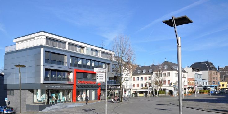 Außenansicht des Gebäudes am Alten Markt in Mönchengladbach mit dem Reisebüro City Center Niederrhein und der Stadtsparkasse im Erdgeschoss.