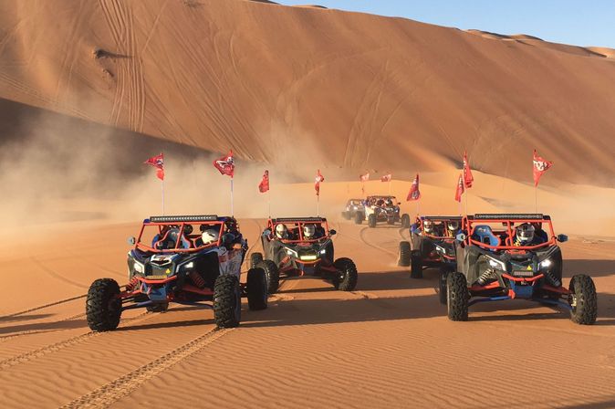 Rasende Autos in Wüste bei Abu Dhabi