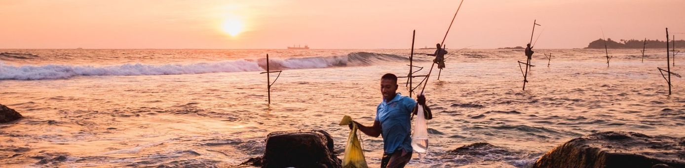 Sri Lanka Stelzenfischer am Meer (Indischer Ozean in Asien)