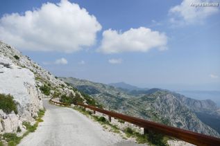 Serpentinen Straße am Berg in Kroatien