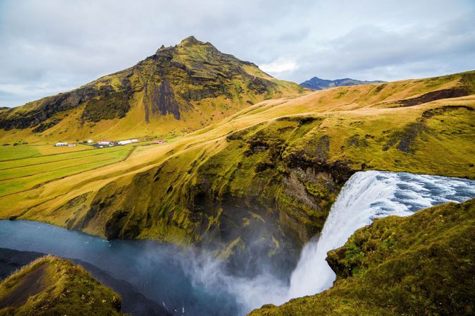 Berg und Wasser tost auf Island