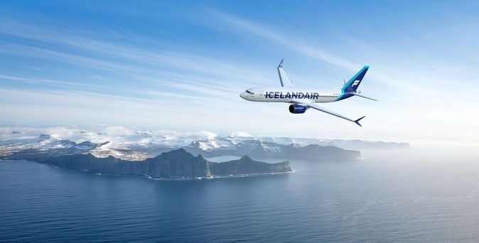 Icelandair Flugzeug über einer schneebedecken Berglandschaft