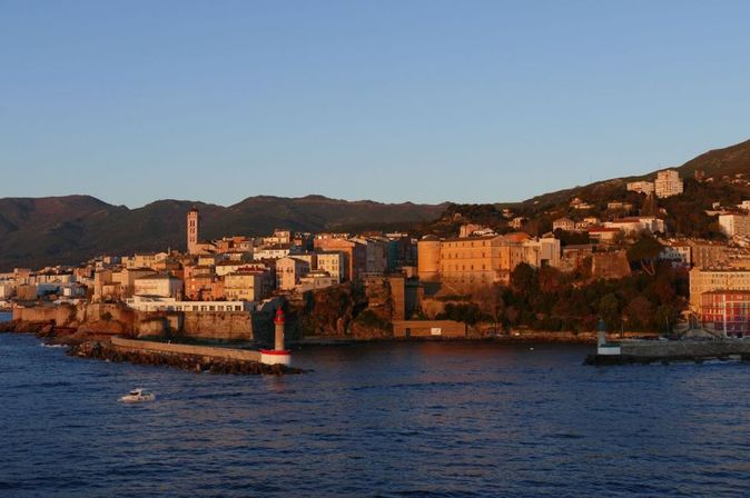 Blick auf Küstenstadt vom Kreuzfahrtschiff MS EUROPA