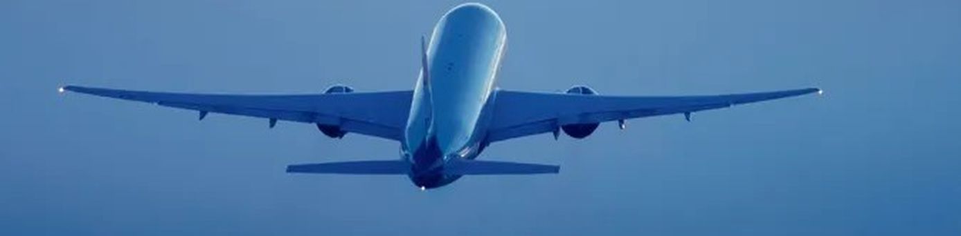 Flugzeug im Flug – steigende Kerosinkosten beeinflussen Ticketpreise im Geschäftsreiseverkehr