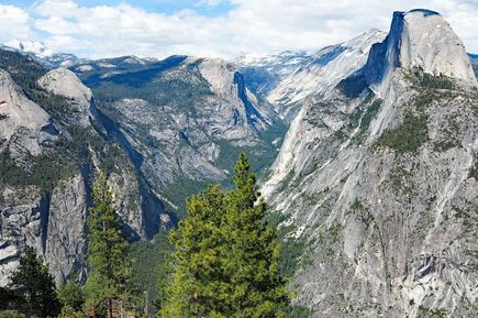 Schneebedeckte Berge im Yosemite Nationalpark