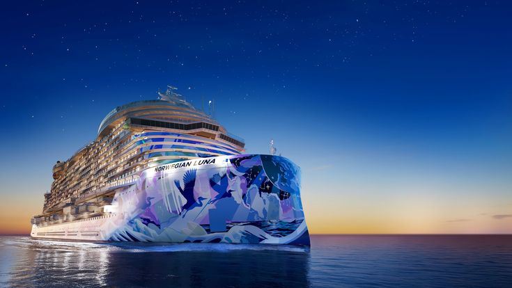 Mein Schiff Flow ist auf dem Meer unterwegs