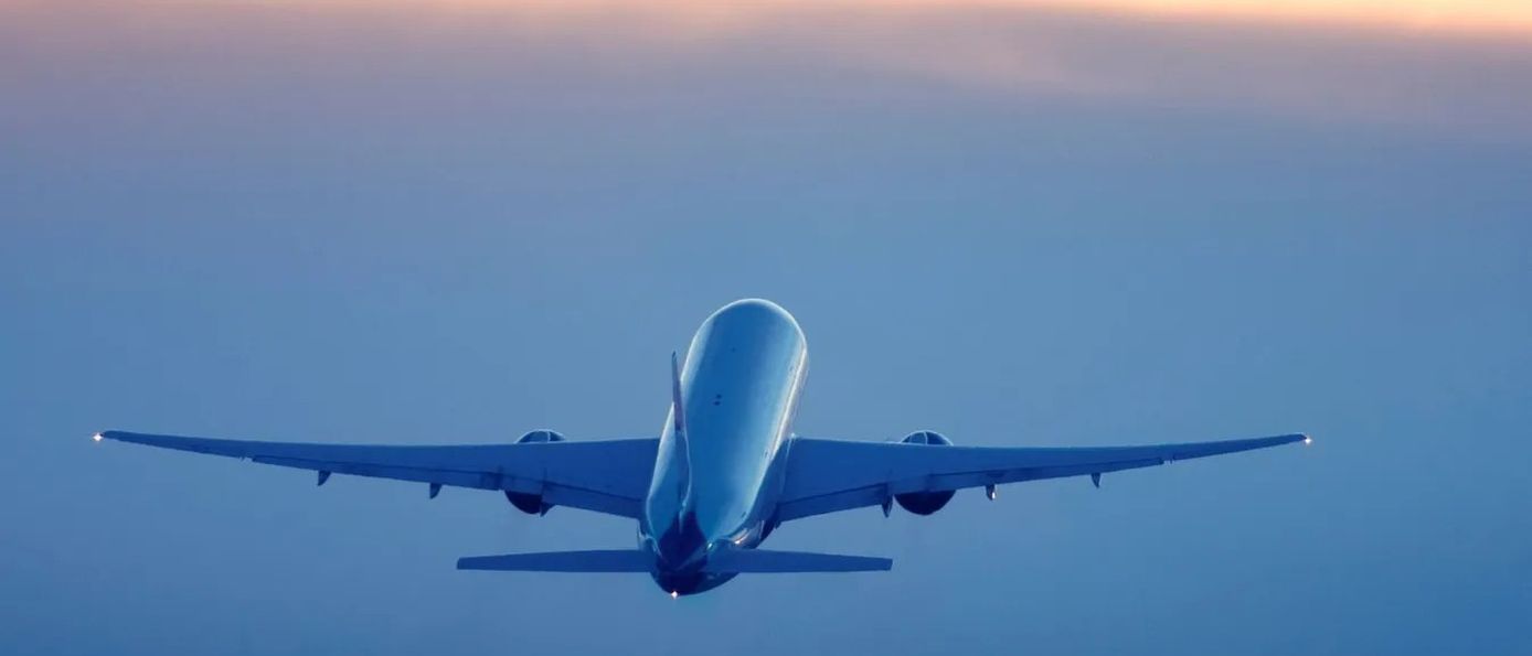 lugzeug in der Abenddämmerung, steigende Kerosinkosten durch Iran-Konflikt