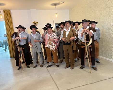 Männerchor in traditioneller Kleidung