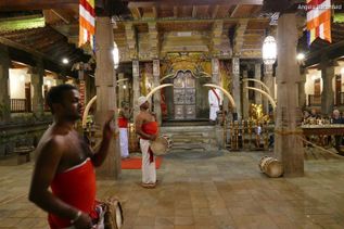 Einheimische stehen in Innenraum auf Sri Lanka und zelebrieren Tradition