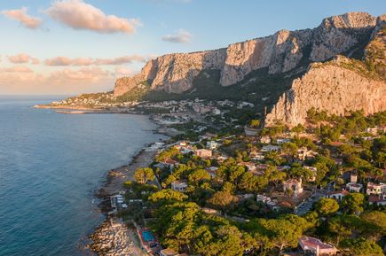 Berg am Meer in Sizilien - größte Insel im Mittelmeer