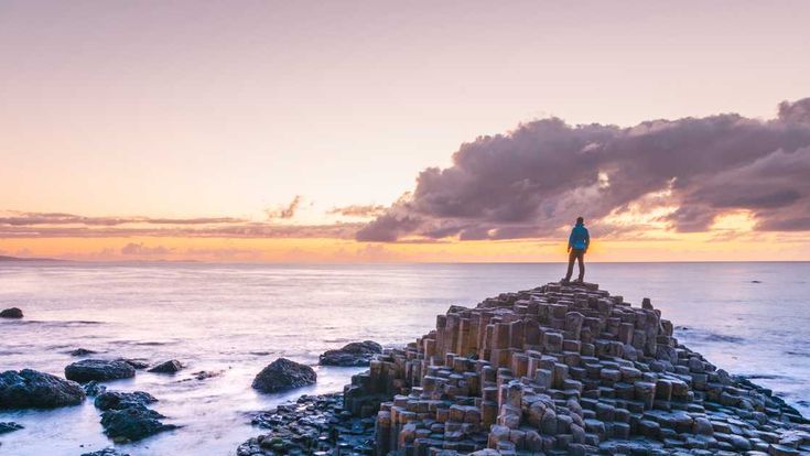 Mensch an der Küste von Nordirland