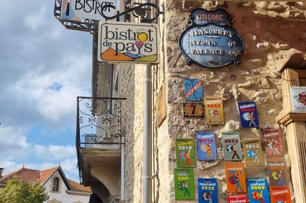 Bunte Schilder an einem französischen Bistro