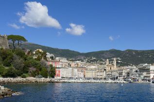 Blick auf Küstenstadt vom Kreuzfahrtschiff MS EUROPA