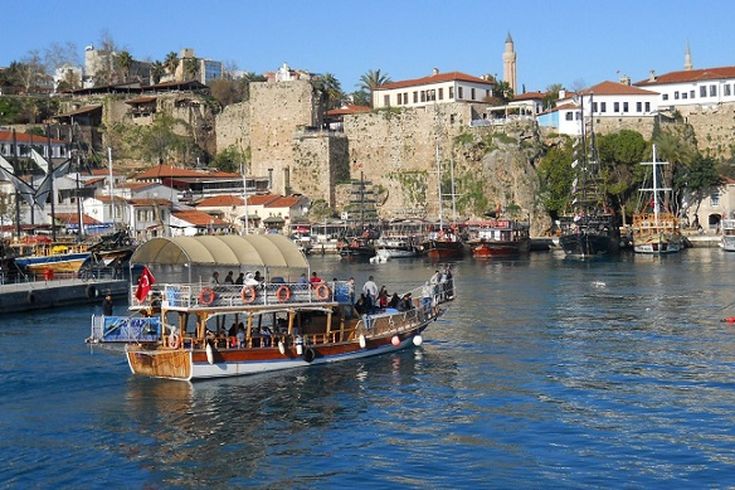 Traditionelles Boot im Hafen von Antalya