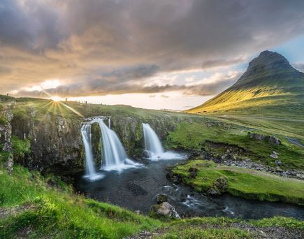 Wasserfall + Grüne Landschaft in Island