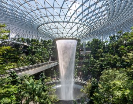 Wasserfall an Decke am Jewel at Changi Airport - Singapurs Flughafen