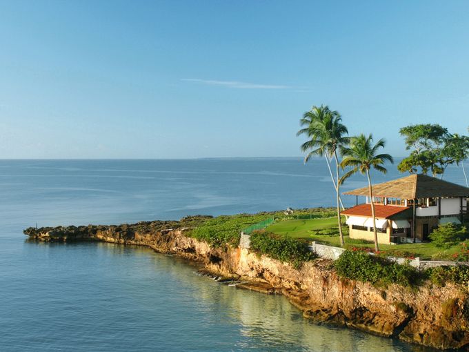 Blick auf ein Haus am Meer La Romanas 