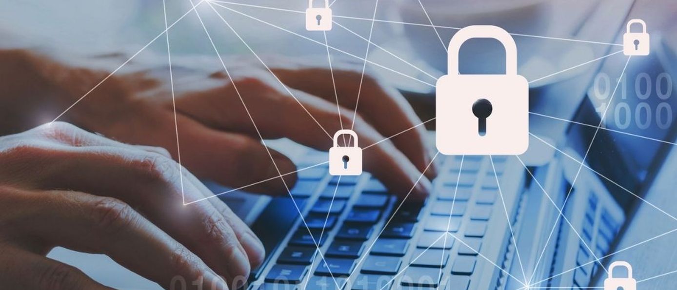 Mensch arbeitet am Laptop © GettyImages